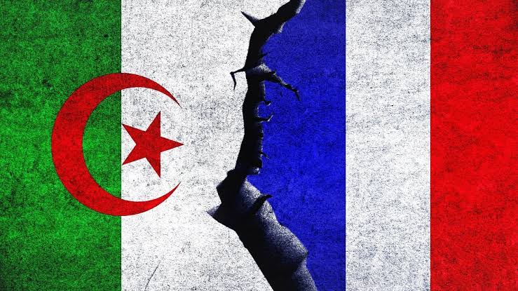 تصعيد فرنسي : ماكرون يعلق اتفاقية إعفاء حاملي جوازات السفر الجزائرية الدبلوماسية من التأشيرة