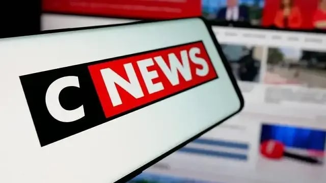 تغريم قناة “CNEWS” بسبب خطاب تمييزي ضد المسلمين والجزائريين