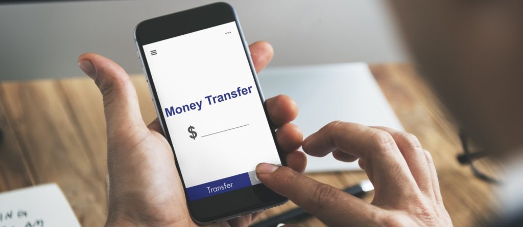 الإمارات تمنع المقيمين الأجانب من تحويل أموالهم..!