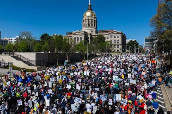 مظاهرات “لا ملوك” تجتاح أمريكا رفضًا لسياسات ترامب والحرب على إيران