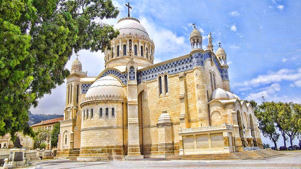 زيارة بابا الفاتيكان .. الجزائر تدحض الادعاءات وتؤكد التزامها بحرية المعتقدات