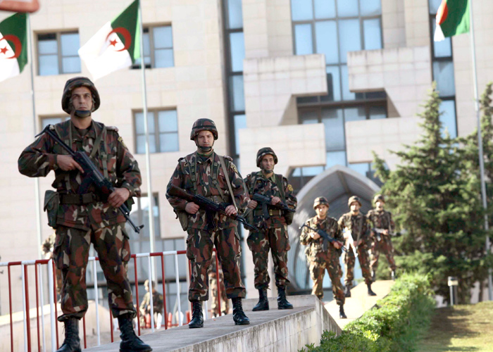 الجيش الجزائري يوقف 36 بارون مخدرات ويحجز 4 قناطير كيف مغربي