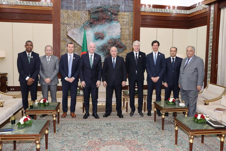 وفد من الفيفا في ضيافة الرئيس تبون