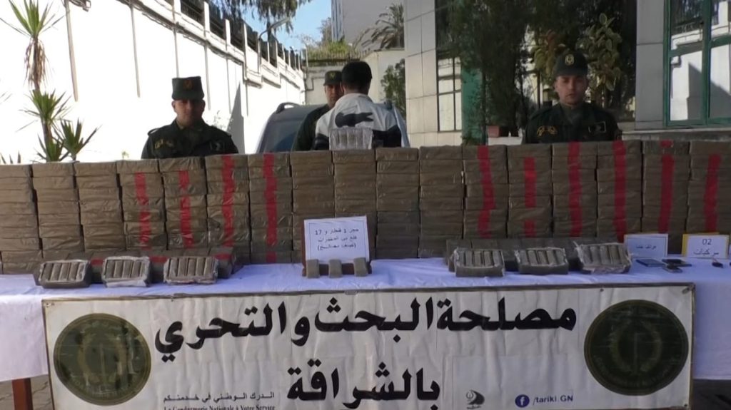 الدرك الجزائري يوقف مهرب مخدرات ويحجر قنطار من الكيف المعالج