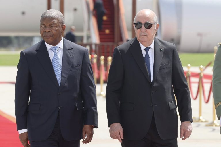 Abdelmadjid Tebboune reçoit le président angolais João Lourenço à l’aéroport Houari-Boumédiene