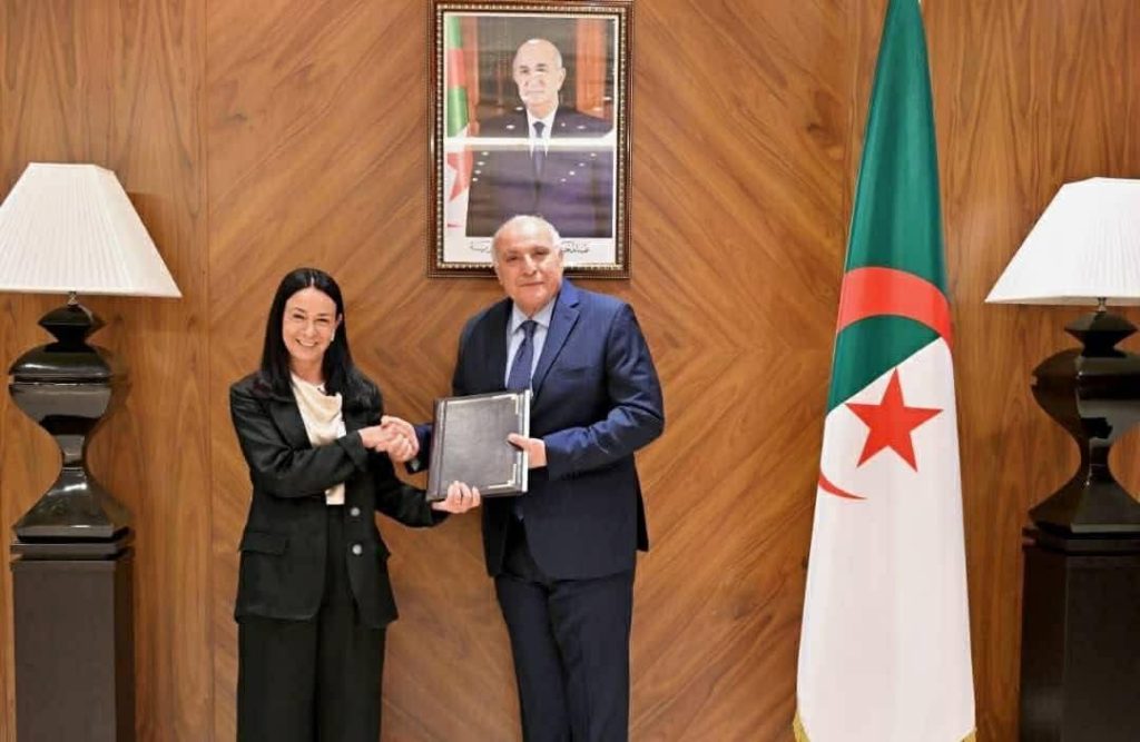 la nouvelle ambassadrice d’Italie Alessandra Schiavo remet ses lettres de créance à Ahmed Attaf