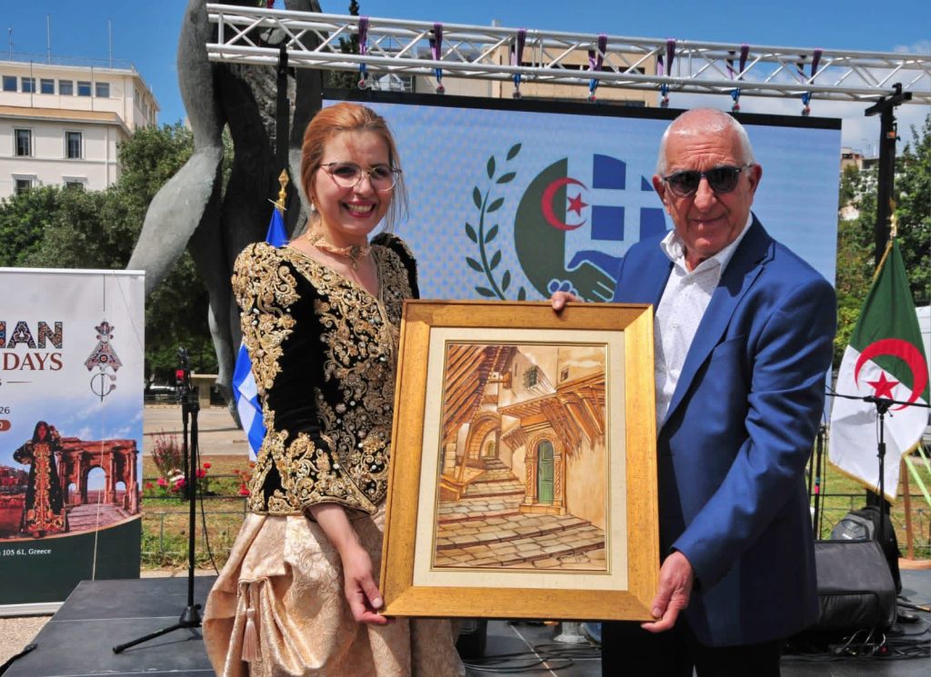باللباس التقليدي.. سفيرة الجزائر لدى اليونان  تفتتح الأيام الثقافية الجزائرية