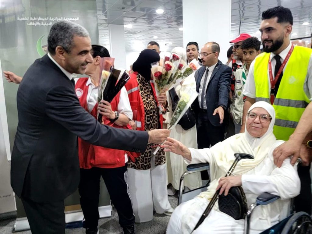 الجزائر تستقبل أول فوج من حجاجها العائدين من البقاع المقدسة