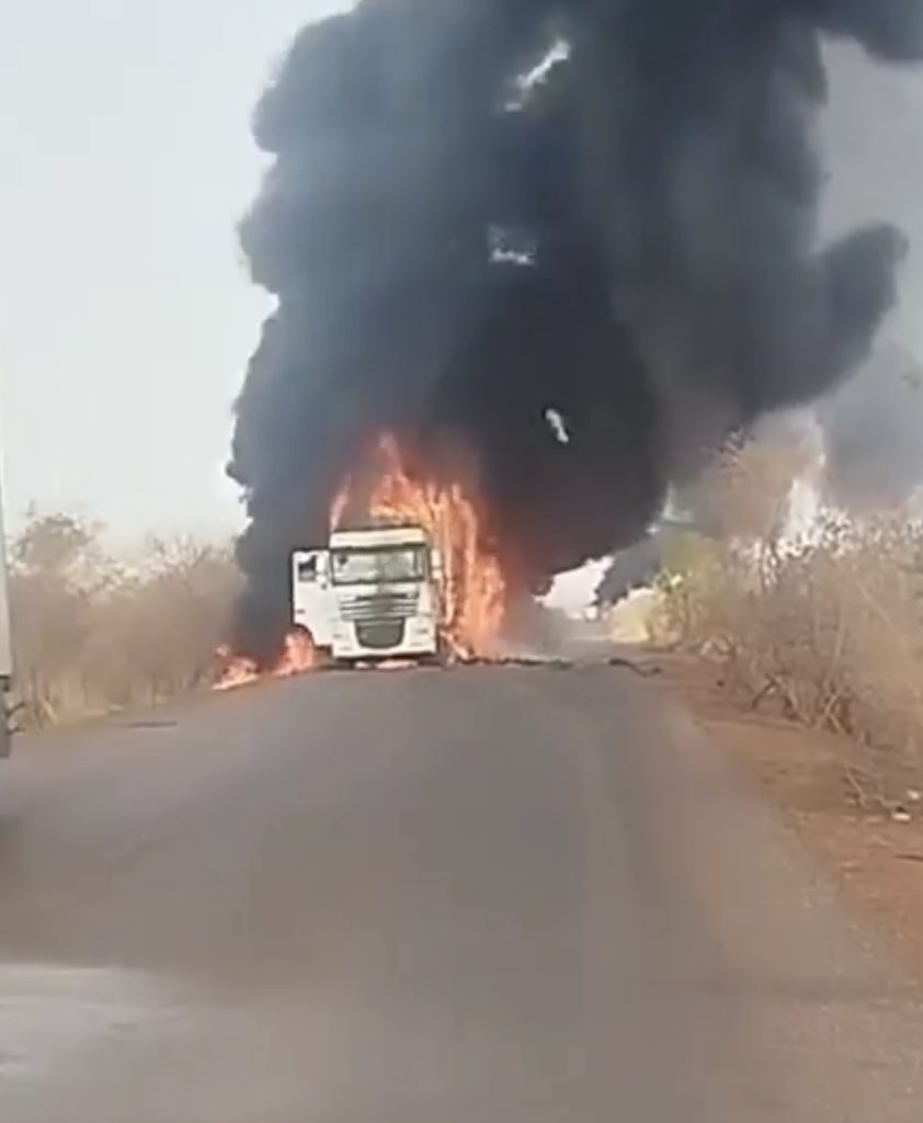 إحراق شاحنات مغربية في مالي ضمن حصار باماكو