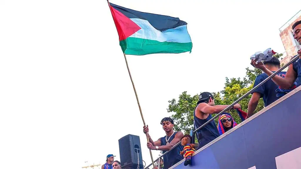 رئيس وزراء إسبانيا يدافع عن لامين يامال بعد رفعه العلم الفلسطيني