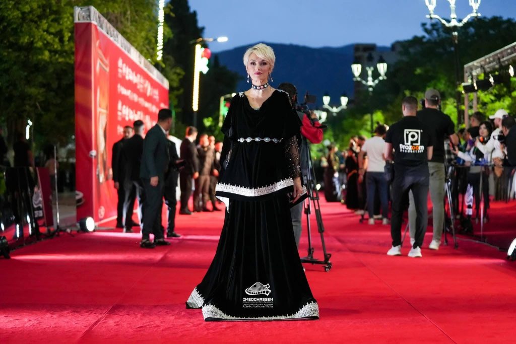 حفل افتتاح مهرجان “إيمدغاسن” السينمائي .. اللباس الشاوي الجزائري يصنع الحدث!