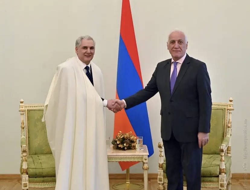 Algerian Diplomat Toufik Djouamaa Presents Credentials in Armenia Wearing the Iconic Burnous