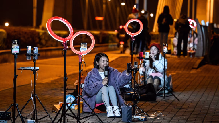 Comment la Chine utilise les influenceurs pour façonner son image sur TikTok ou Instagram