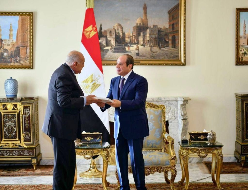 التشاور والتنسيق حول أبرز القضايا الراهنة محور لقاء عطاف والرئيس المصري
