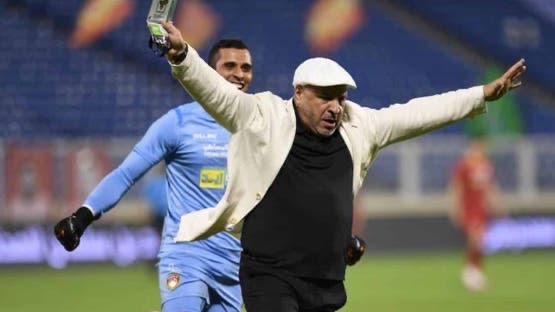 المدرب الجزائري نور الدين زكري يغرد خارج السرب.. ما القصة؟