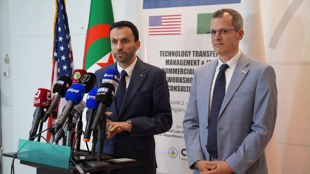 الجزائر والولايات المتحدة تطلقان برنامجا لتطوير تسويق الملكية الفكرية ونقل التكنولوجيا