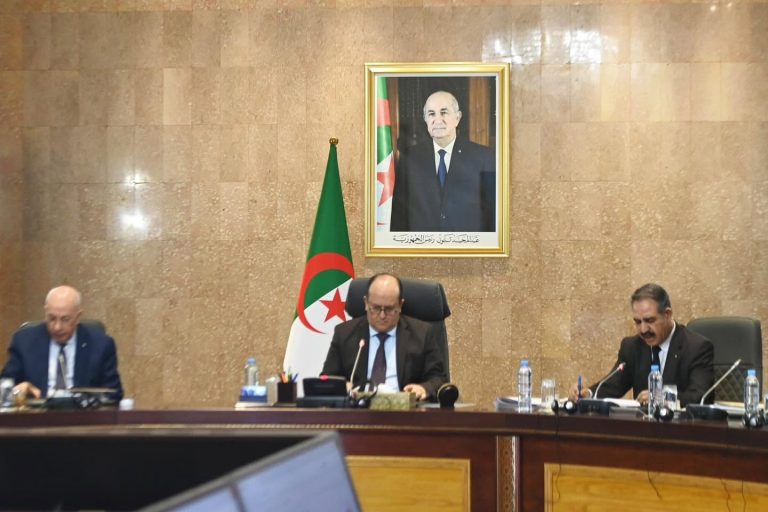 Le Premier ministre Sifi Ghrieb préside une réunion du gouvernement