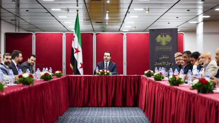 وزير الخارجية السوري يلتقي مع عدد من رجال الأعمال والمستثمرين السوريين في الجزائر
