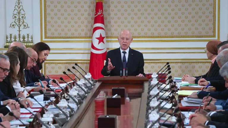 قيس سعيد يفتح باب الصلح الجزائي أمام  المتورطين بالفساد المالي في الداخل والخارج