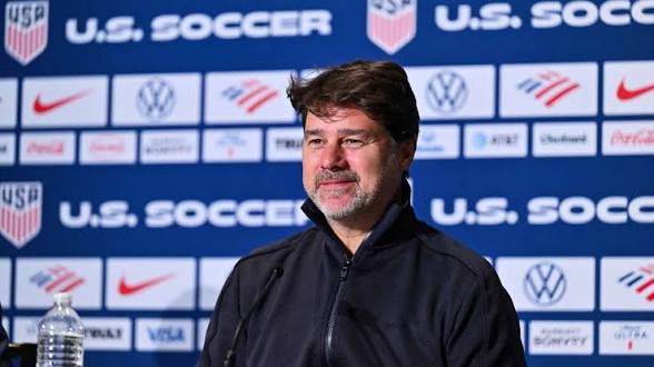 في موقف بطولي… مدرب الولايات المتحدة يرفض غناء النشيد الأمريكي ويدعو لفصل السياسة عن الرياضة
