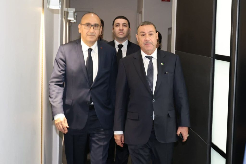 وزير الداخلية الجزائري يصل إلى باريس.. (تغطية خاصة)