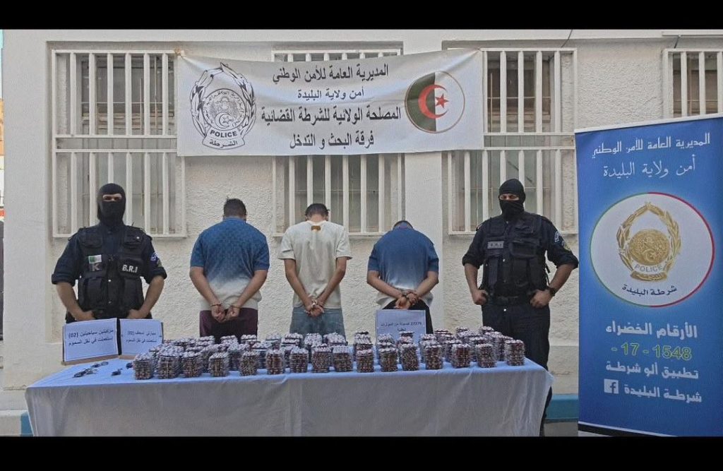 شرطة البليدة تفكك شبكة إجرامية مختصة في الترويج للمؤثرات العقلية وتسترجع 27 الف كبسولة من الأقراص المهلوسة