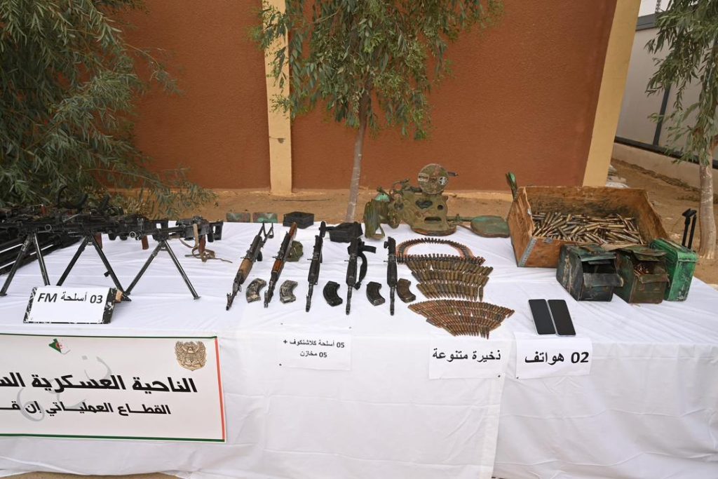 الجيش الجزائري يسترجع كمية معتبرة من الأسلحة بإن قزام