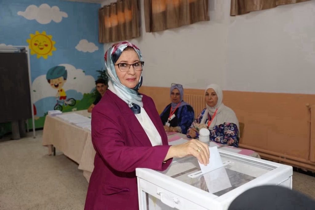 السيدة الأولى حرم الرئيس الجزائري تدلي بصوتها مع ابنتها في الانتخابات التشريعية