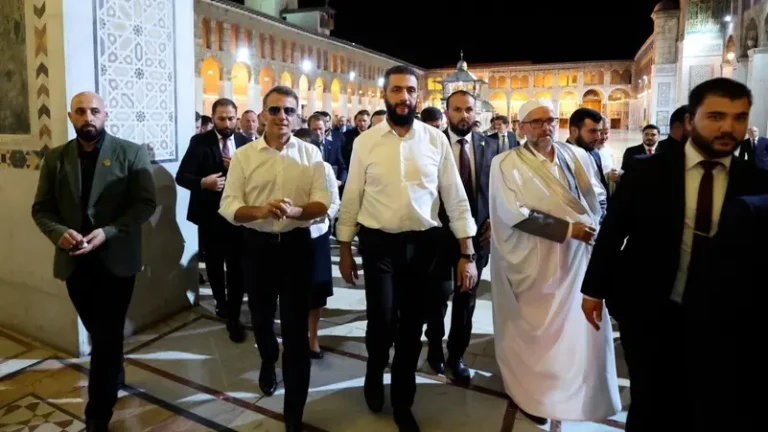 ماكرون ينجو من انفجارات قرب مقر إقامته في دمشق!